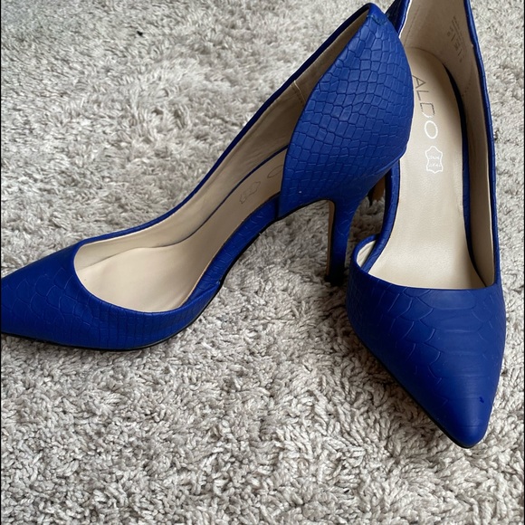 Also shoes and matching clutch. - Picture 2 of 6